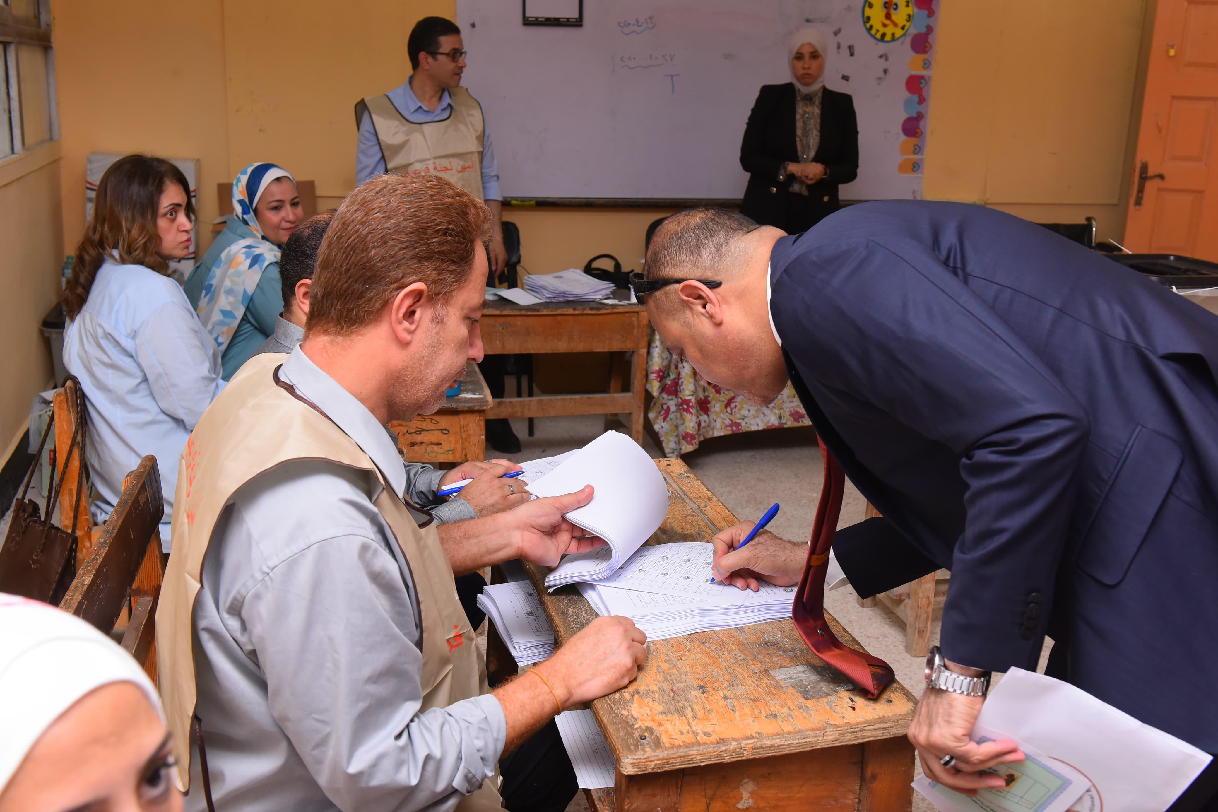 وزير العمل يُدلي بصوته في انتخابات مجلس الشيوخ بالتجمع الخامس 