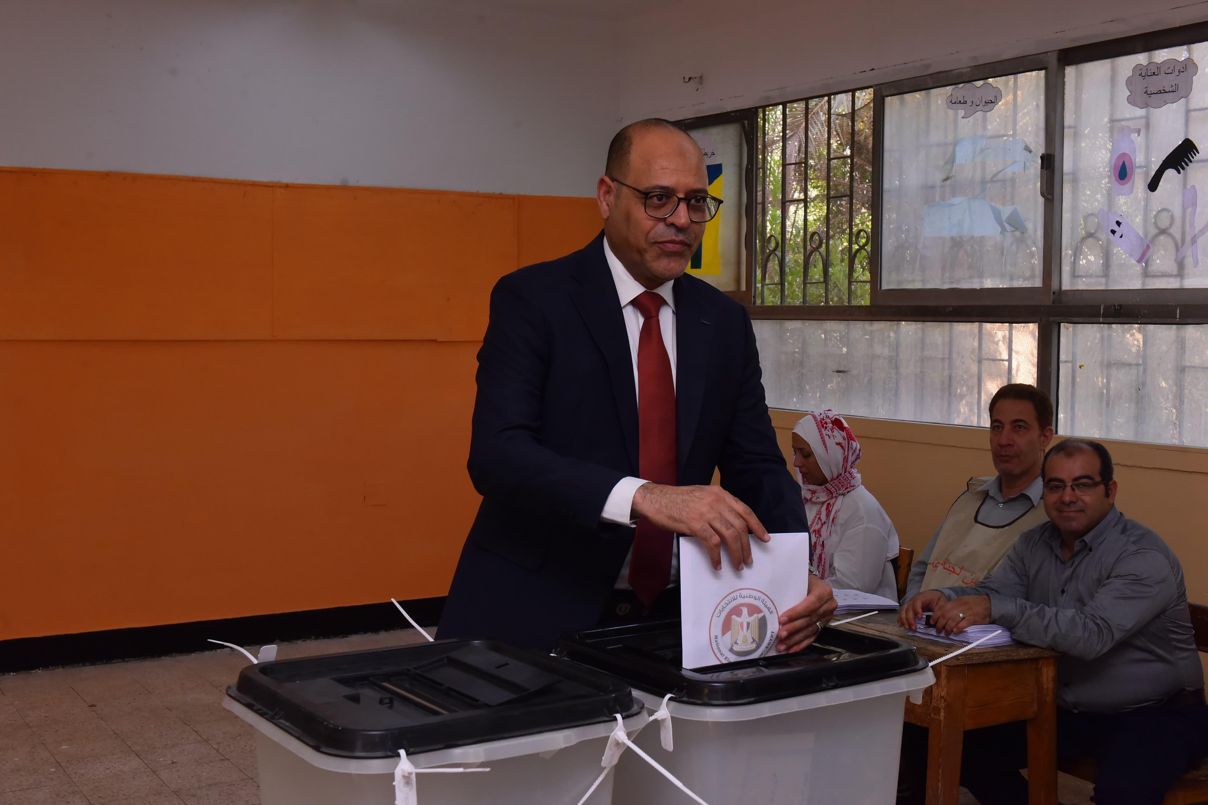 وزير العمل يُدلي بصوته في انتخابات مجلس الشيوخ بالتجمع الخامس 