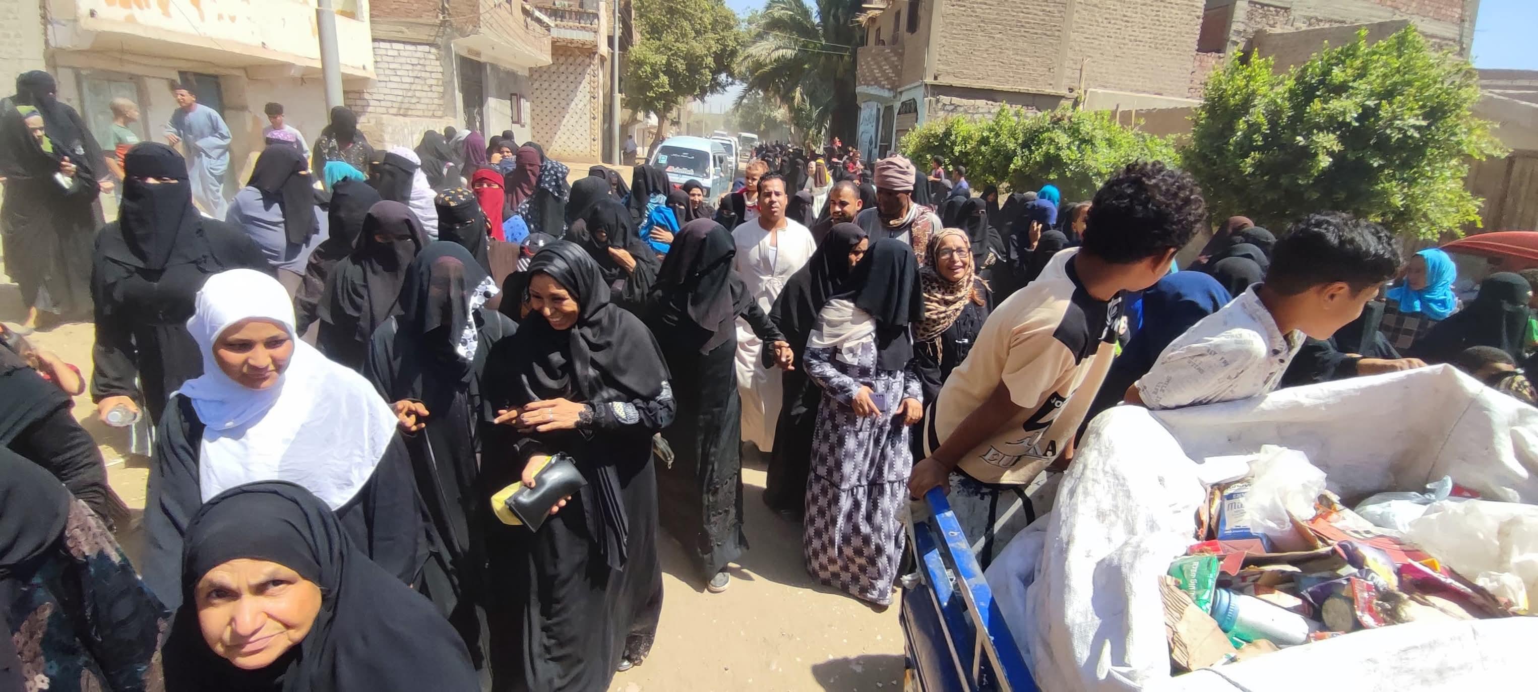 تزاحم  من المواطنين في اليوم الثاني لانتخابات مجلس الشيوخ باسنا جنوب الاقصر