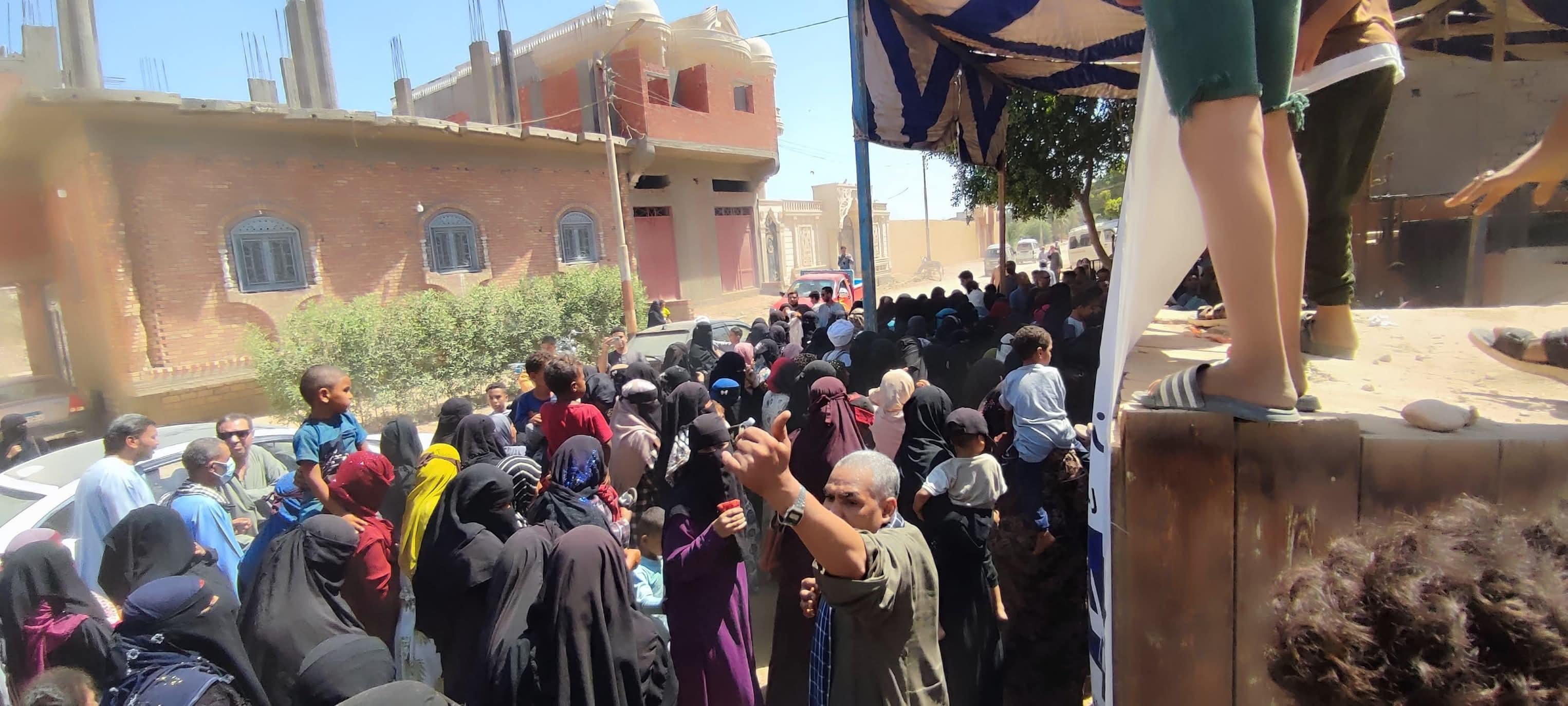 تزاحم  من المواطنين في اليوم الثاني لانتخابات مجلس الشيوخ باسنا جنوب الاقصر