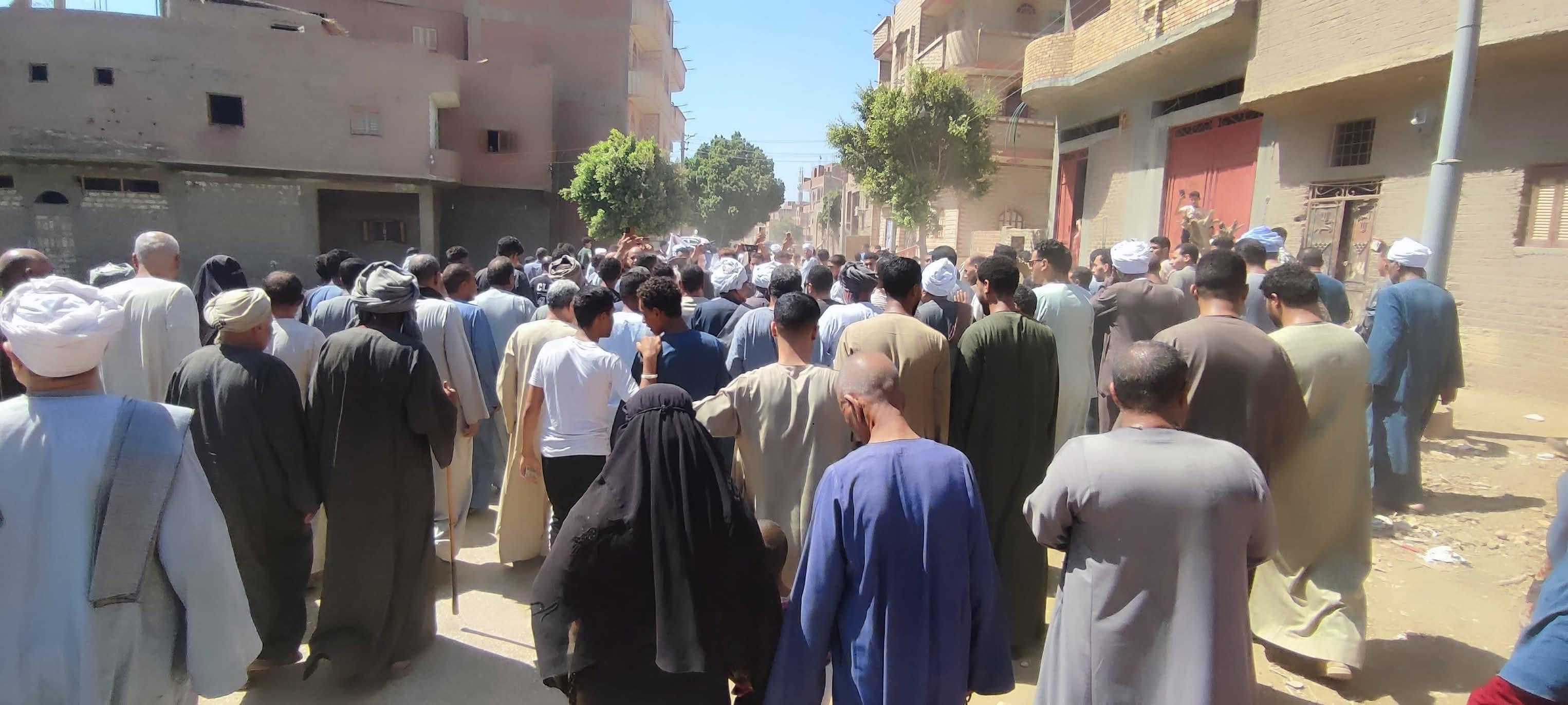 تزاحم  من المواطنين في اليوم الثاني لانتخابات مجلس الشيوخ باسنا جنوب الاقصر