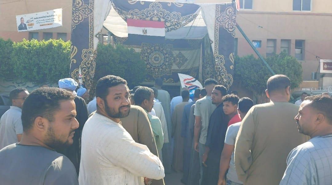 تزاحم  من المواطنين في اليوم الثاني لانتخابات مجلس الشيوخ باسنا جنوب الاقصر