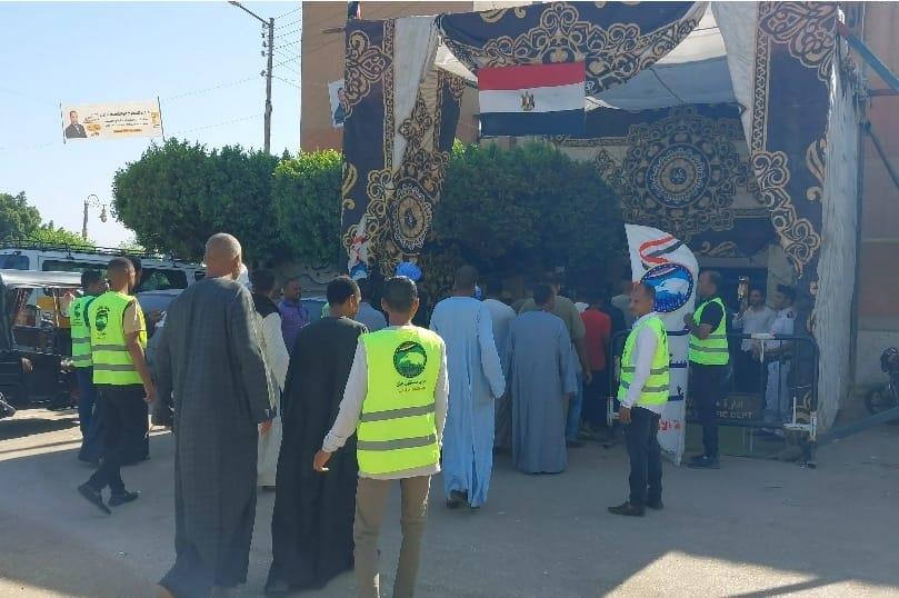 تزاحم  من المواطنين في اليوم الثاني لانتخابات مجلس الشيوخ باسنا جنوب الاقصر