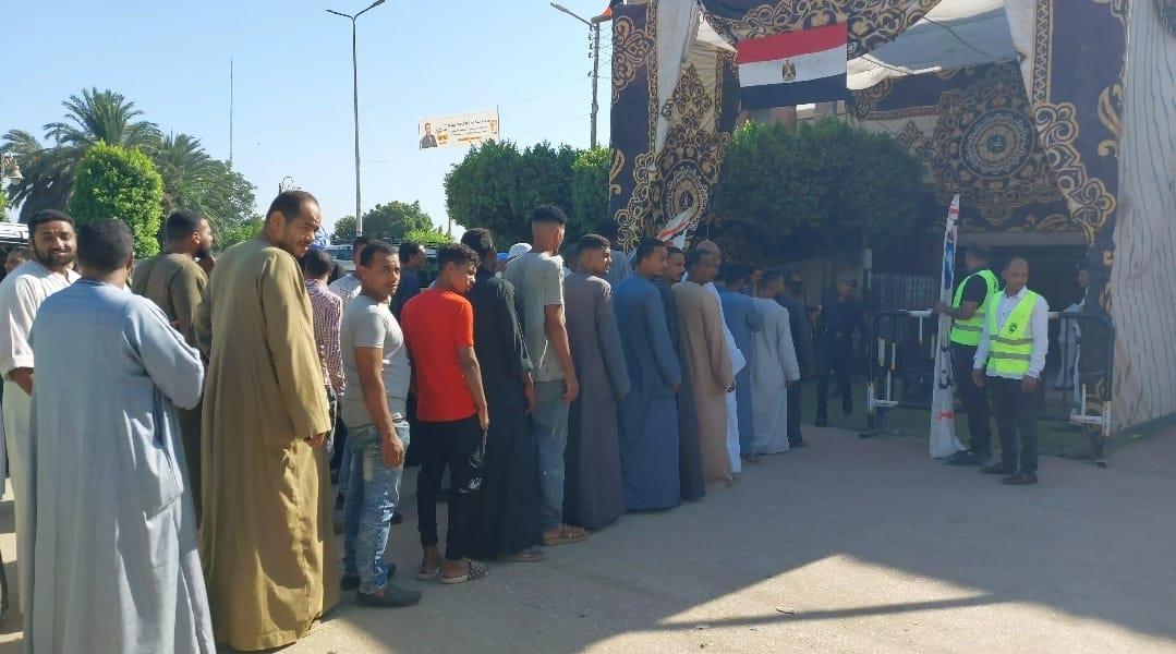 تزاحم  من المواطنين في اليوم الثاني لانتخابات مجلس الشيوخ باسنا جنوب الاقصر