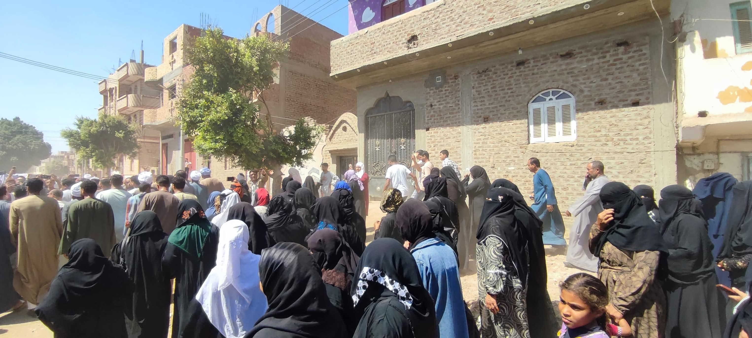 تزاحم  من المواطنين في اليوم الثاني لانتخابات مجلس الشيوخ باسنا جنوب الاقصر