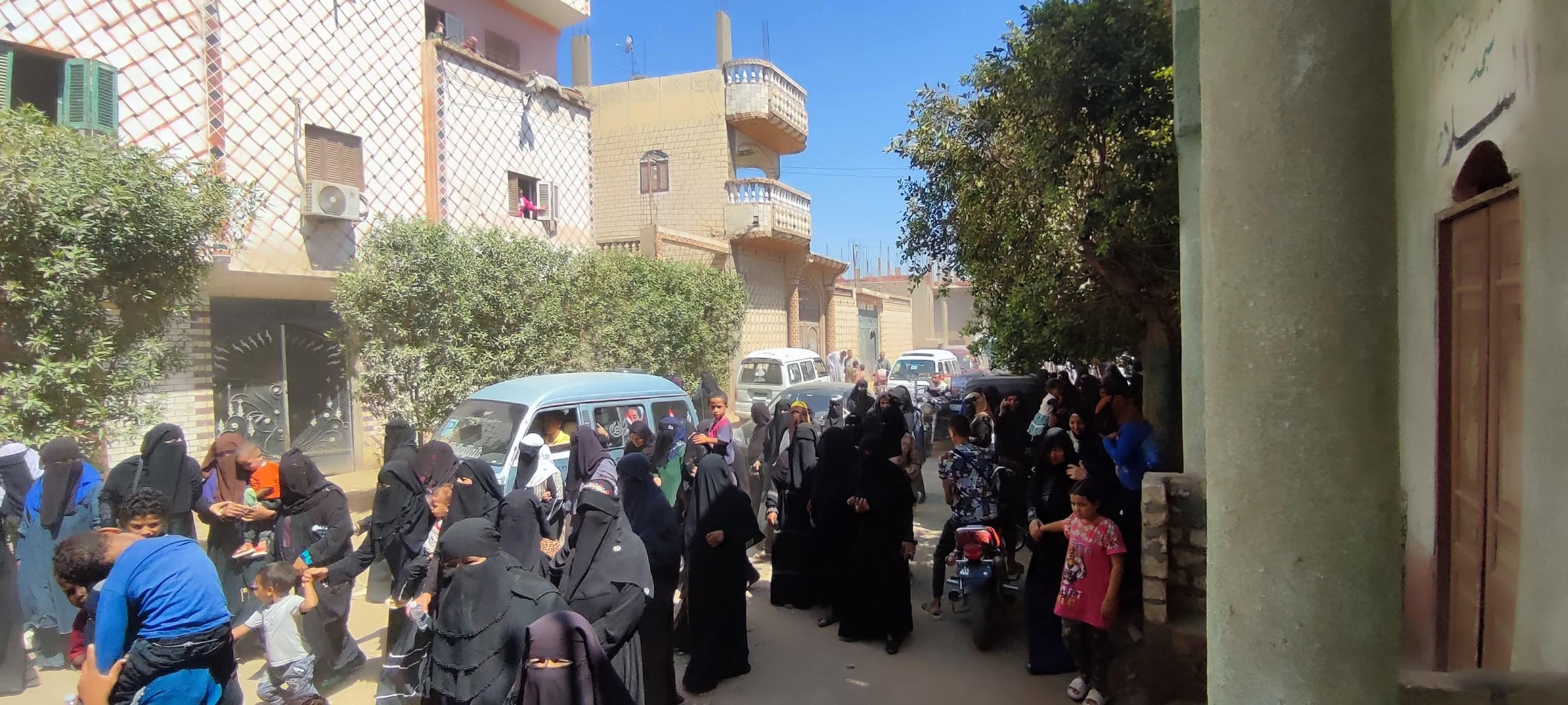 تزاحم  من المواطنين في اليوم الثاني لانتخابات مجلس الشيوخ باسنا جنوب الاقصر