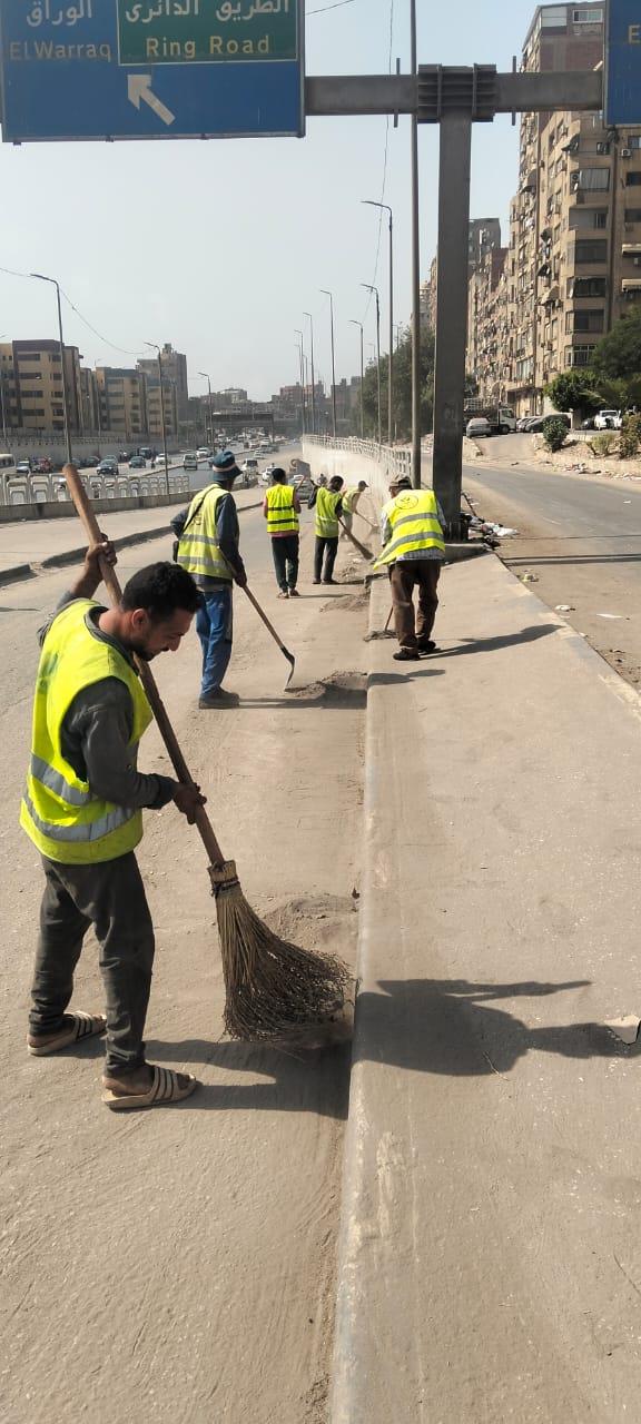 محافظ الجيزة يكلف بمضاعفة جهود النظافة عقب انكسار الموجة الحارة| صور