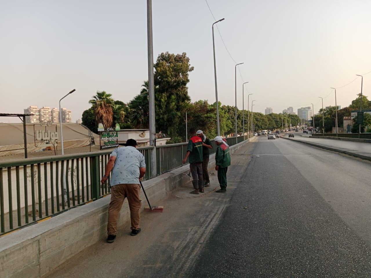 محافظ الجيزة يكلف بمضاعفة جهود النظافة عقب انكسار الموجة الحارة| صور