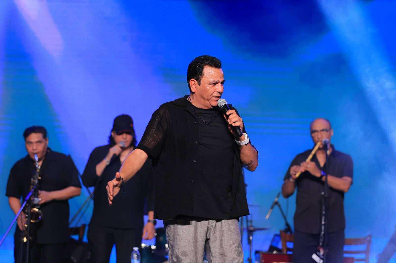 محمد فؤاد يشعل حفله بالساحل الشمالي بحضور غير مسبوق