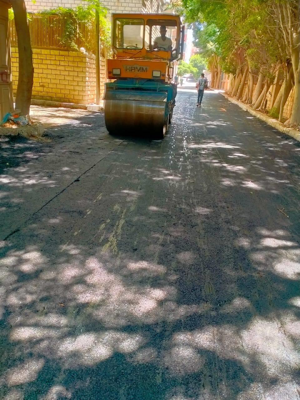 مصيف العائلات يعود للزمن الجميل.. رصف شوارع العجمي في الإسكندرية| صور