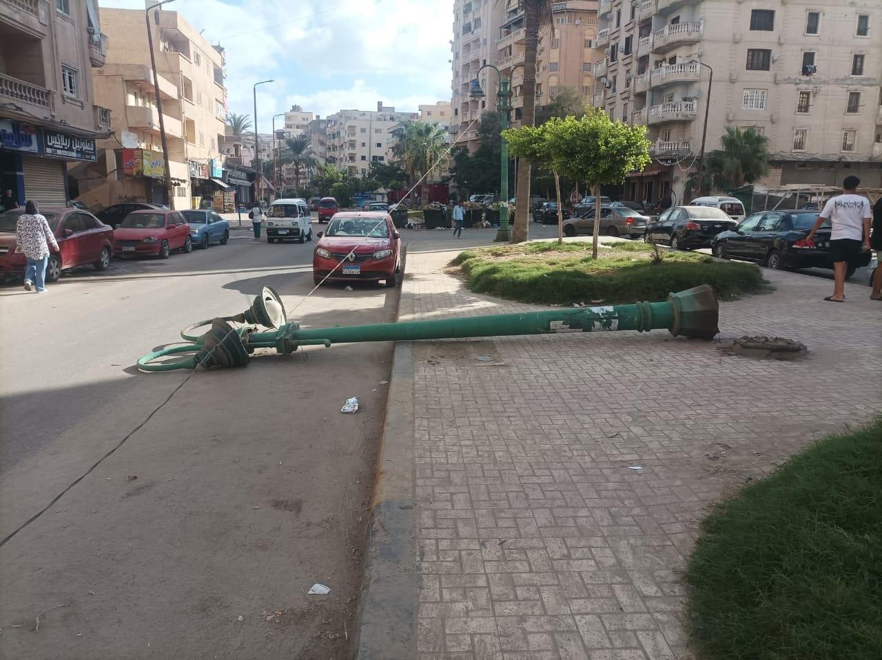 سقوط عامود إنارة على سيارة في شهر العسل بالإسكندرية| صور