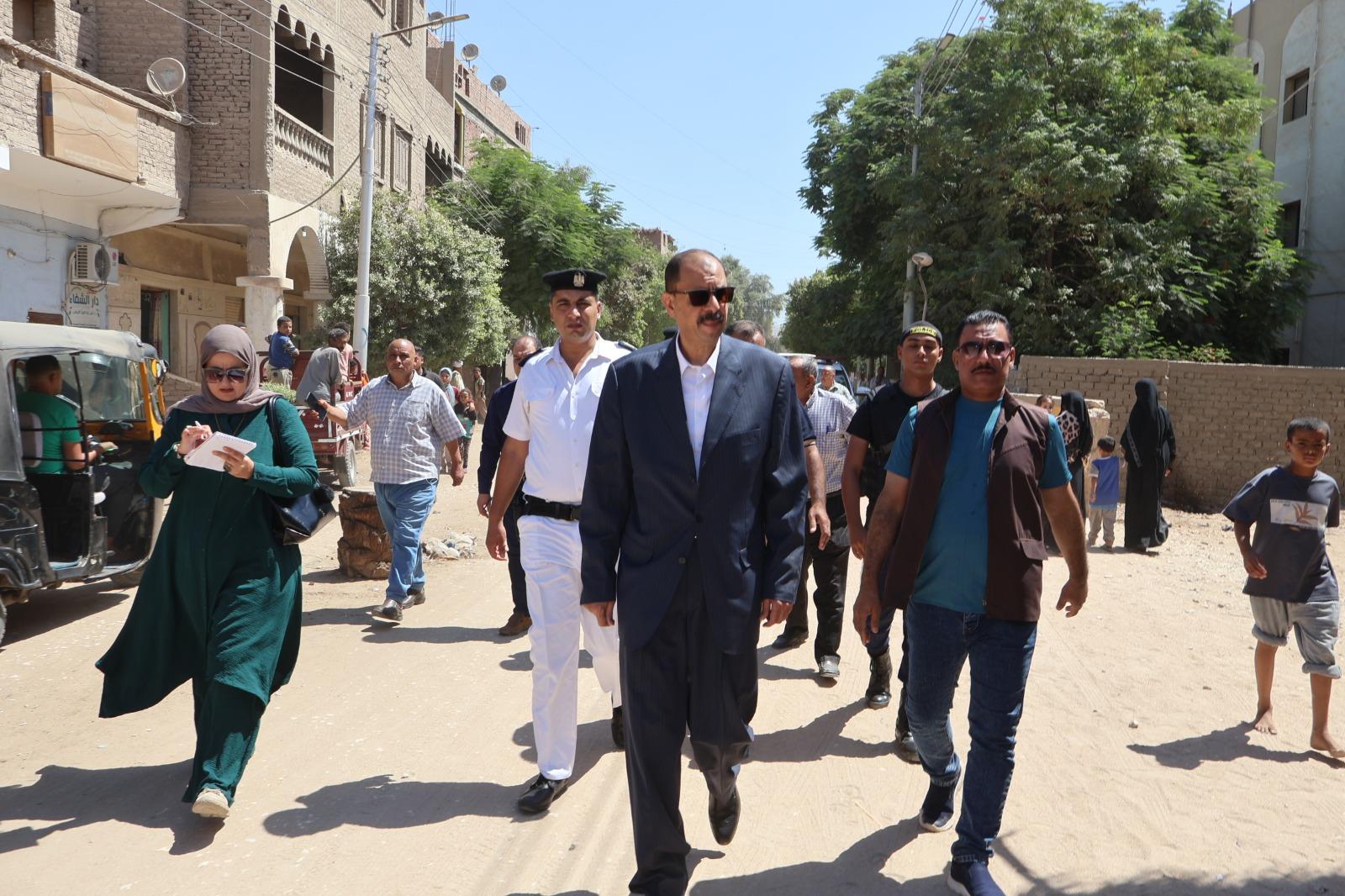 محافظ سوهاج يتفقد قرية “البربا” بجرجا ويحيل عدد من المسئولين للتحقيق| صور