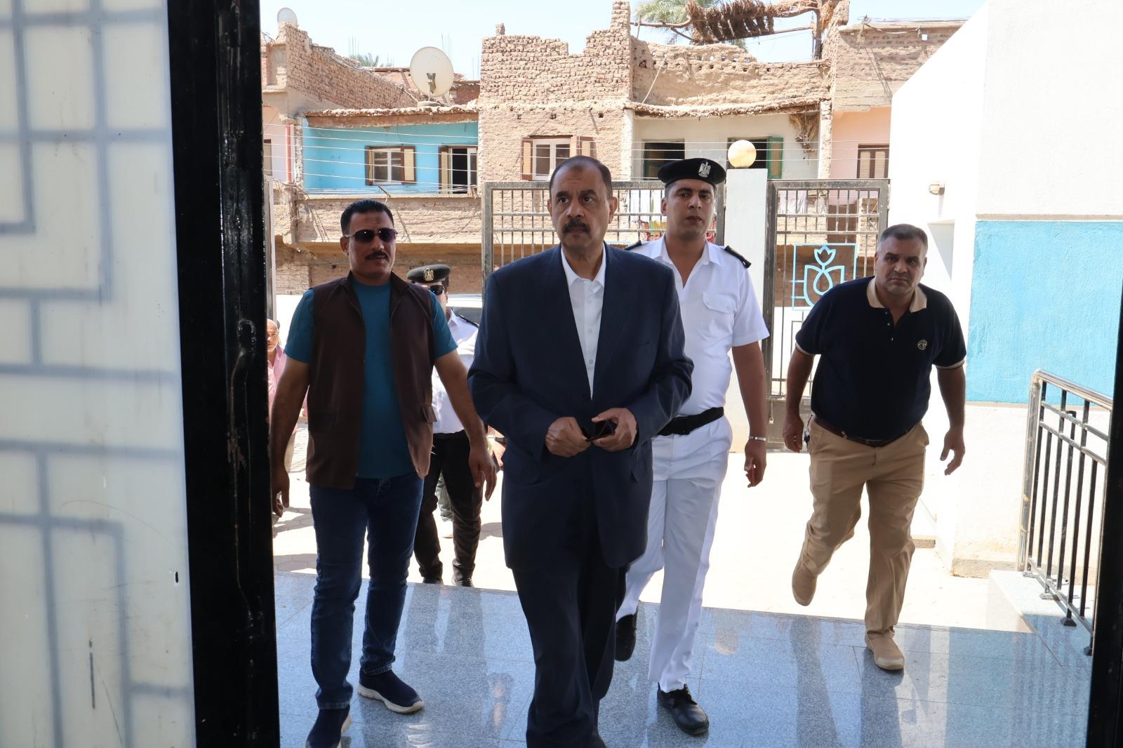 محافظ سوهاج يتفقد قرية “البربا” بجرجا ويحيل عدد من المسئولين للتحقيق| صور