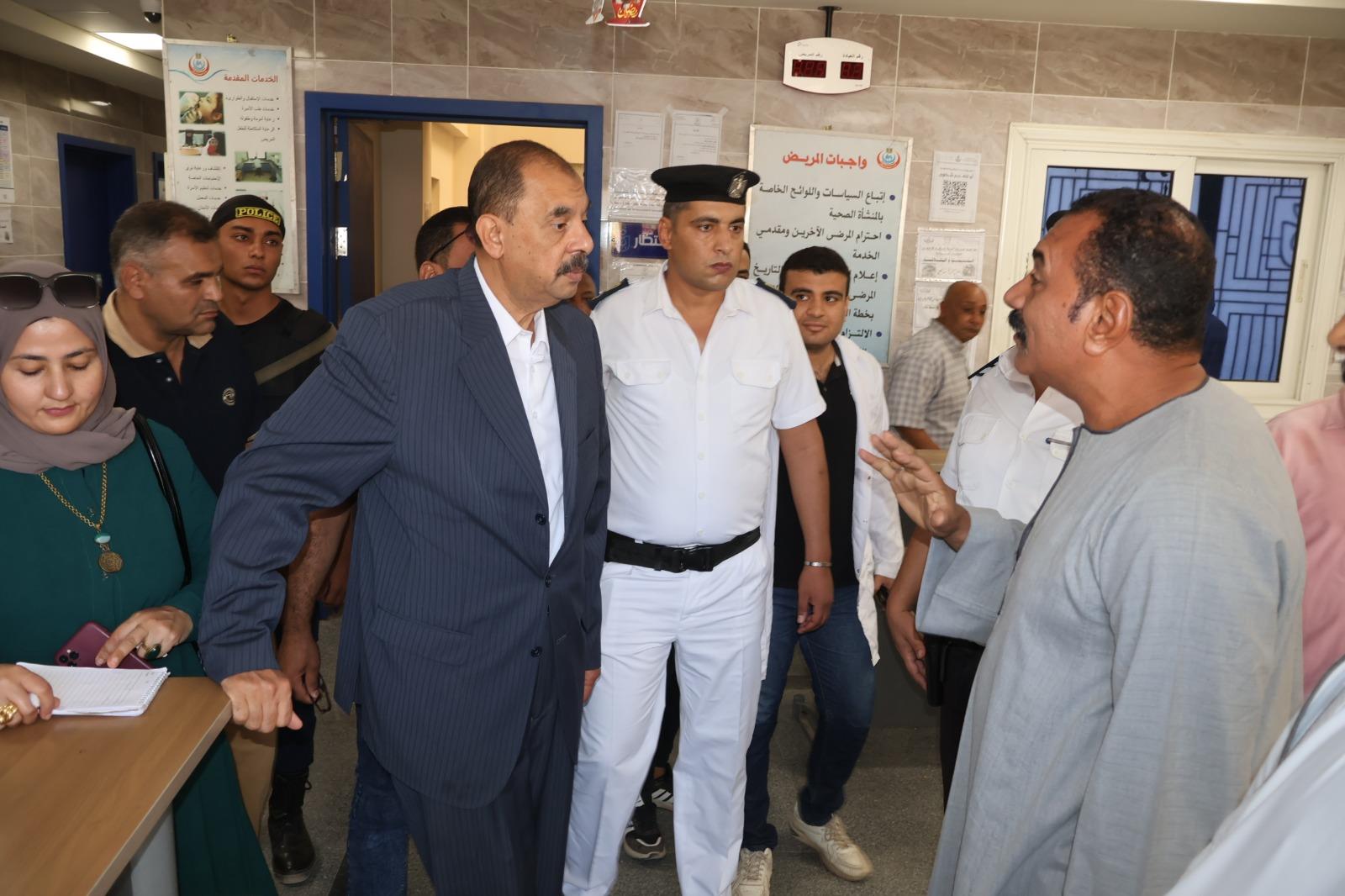 محافظ سوهاج يتفقد قرية “البربا” بجرجا ويحيل عدد من المسئولين للتحقيق| صور