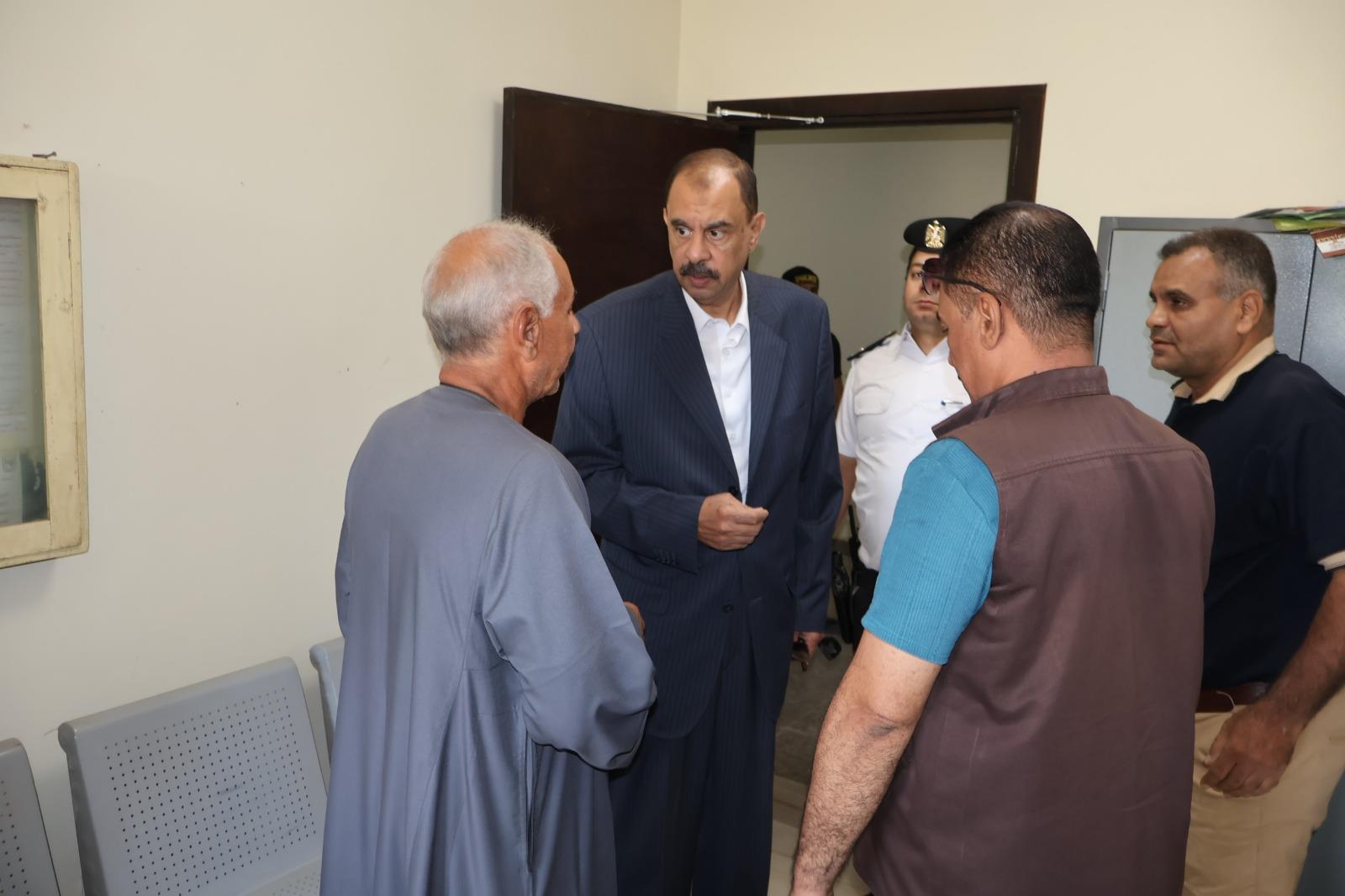 محافظ سوهاج يتفقد قرية “البربا” بجرجا ويحيل عدد من المسئولين للتحقيق| صور