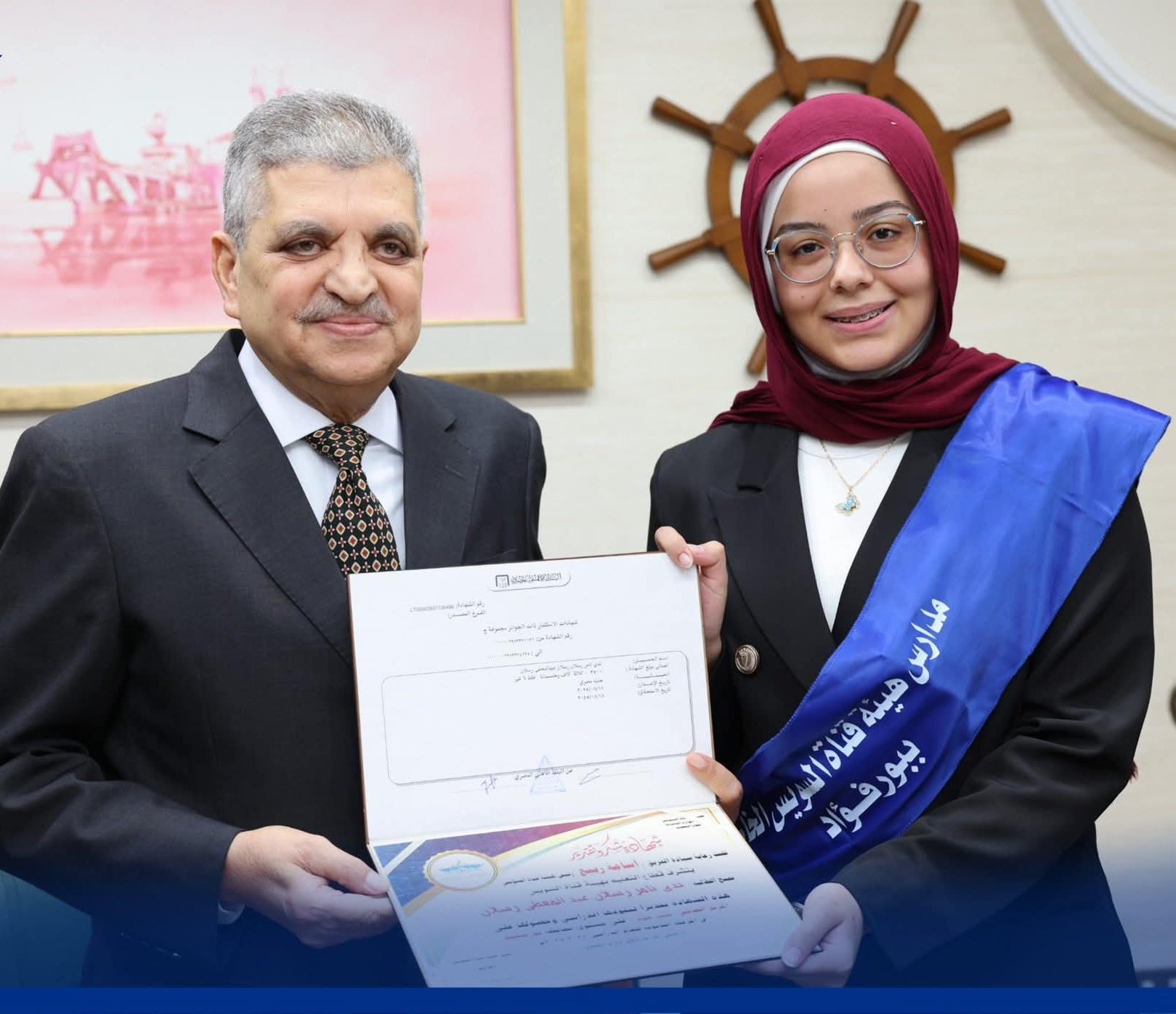 الفريق أسامة ربيع يُكرم أوائل الثانوية العامة والإعدادية بمدارس هيئة قناة السويس بمدن القناة| صور
