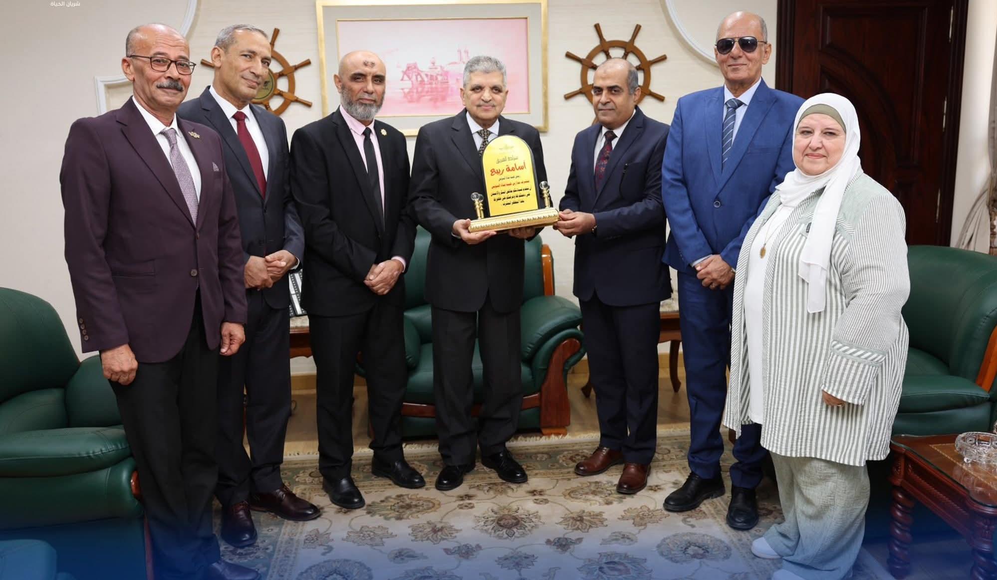 الفريق أسامة ربيع يُكرم أوائل الثانوية العامة والإعدادية بمدارس هيئة قناة السويس بمدن القناة| صور