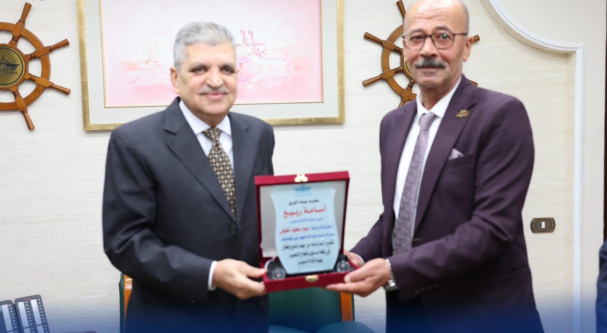 الفريق أسامة ربيع يُكرم أوائل الثانوية العامة والإعدادية بمدارس هيئة قناة السويس بمدن القناة| صور