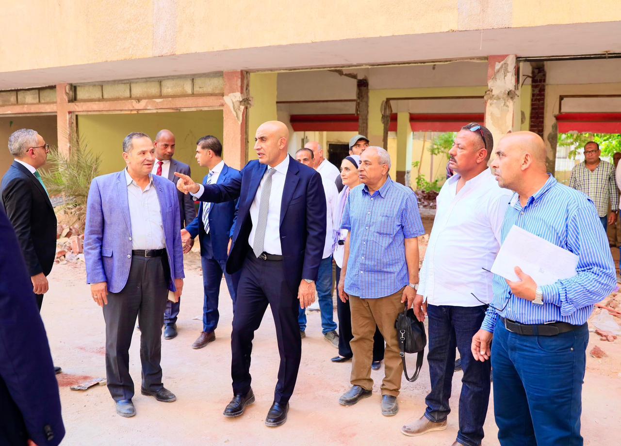 وزير التعليم يتفقد أعمال التجهيزات لتحويل مدرستين بغمرة والقصر العيني إلى مدارس مصرية يابانية| صور