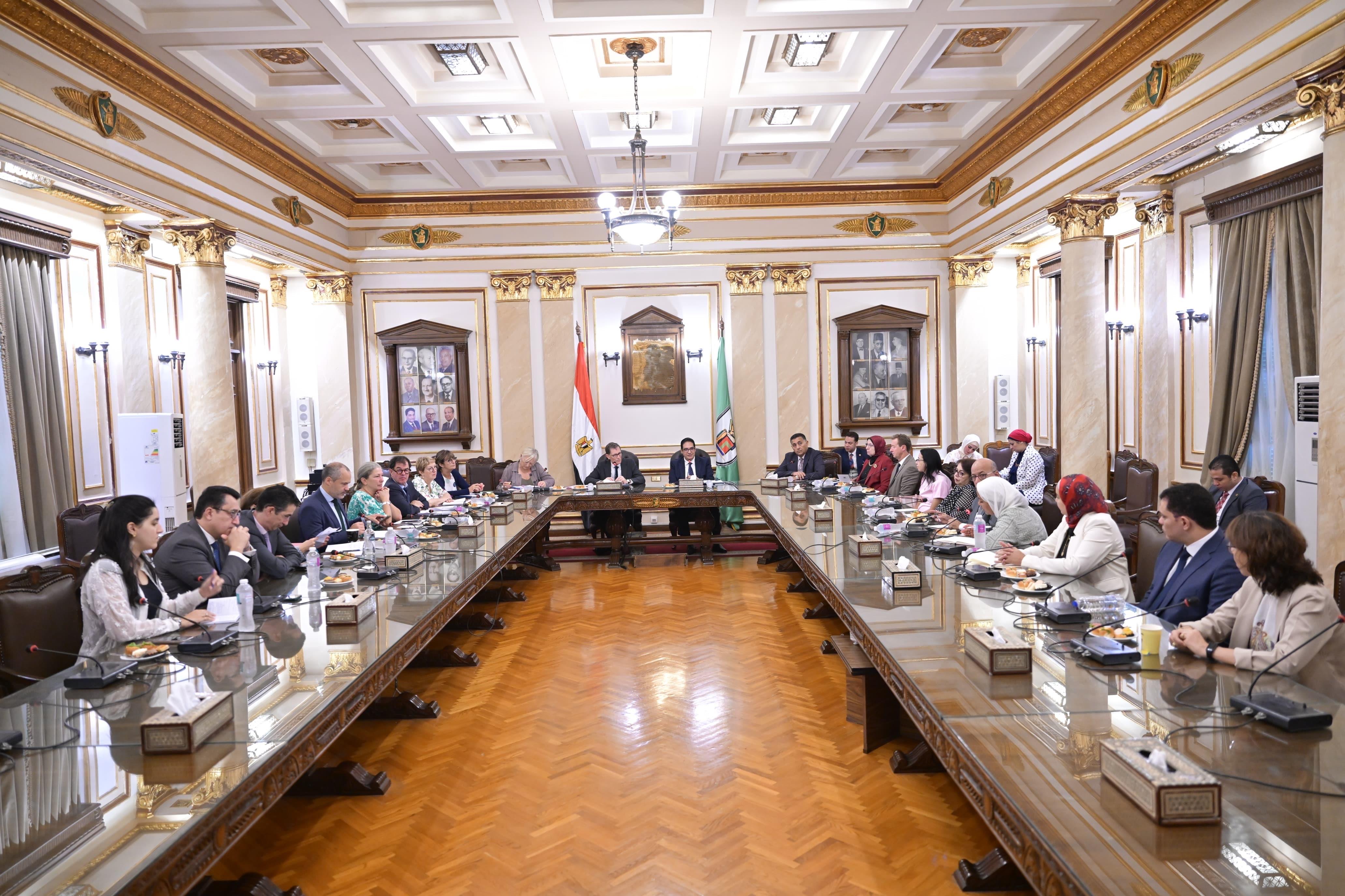 رئيس جامعة القاهرة يلتقى وفد لجنة الثقافة والتعليم والاتصال والرياضة بمجلس الشيوخ الفرنسى.
