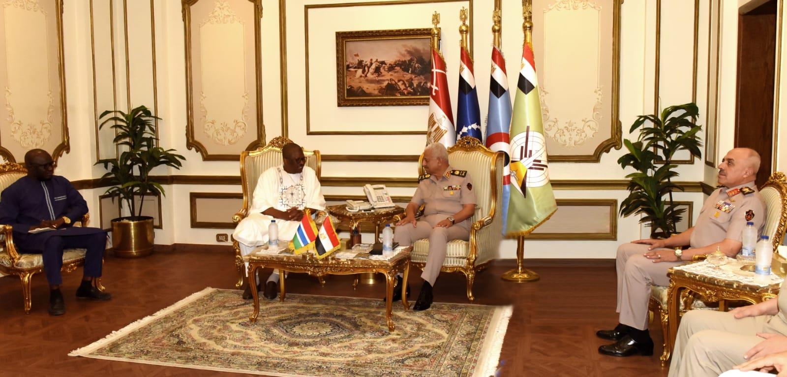 الفريق أول عبد المجيد صقر القائد العام للقوات المسلحة وزير الدفاع يلتقي وزير الدفاع لجمهورية جامبيا
