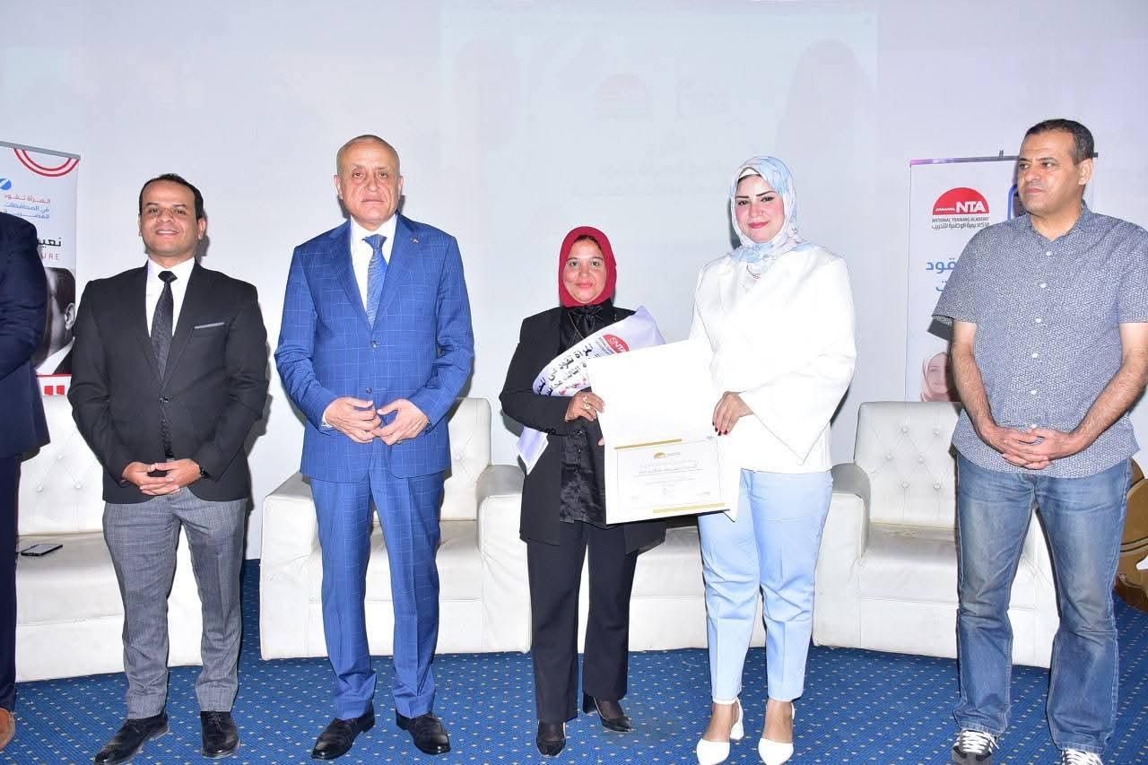 الأقصر يشهد تسليم شهادات لــ 40 سيدة ضمن الدفعة الثالثة من برنامج "المرأة تقود" بالأقصر|صور
