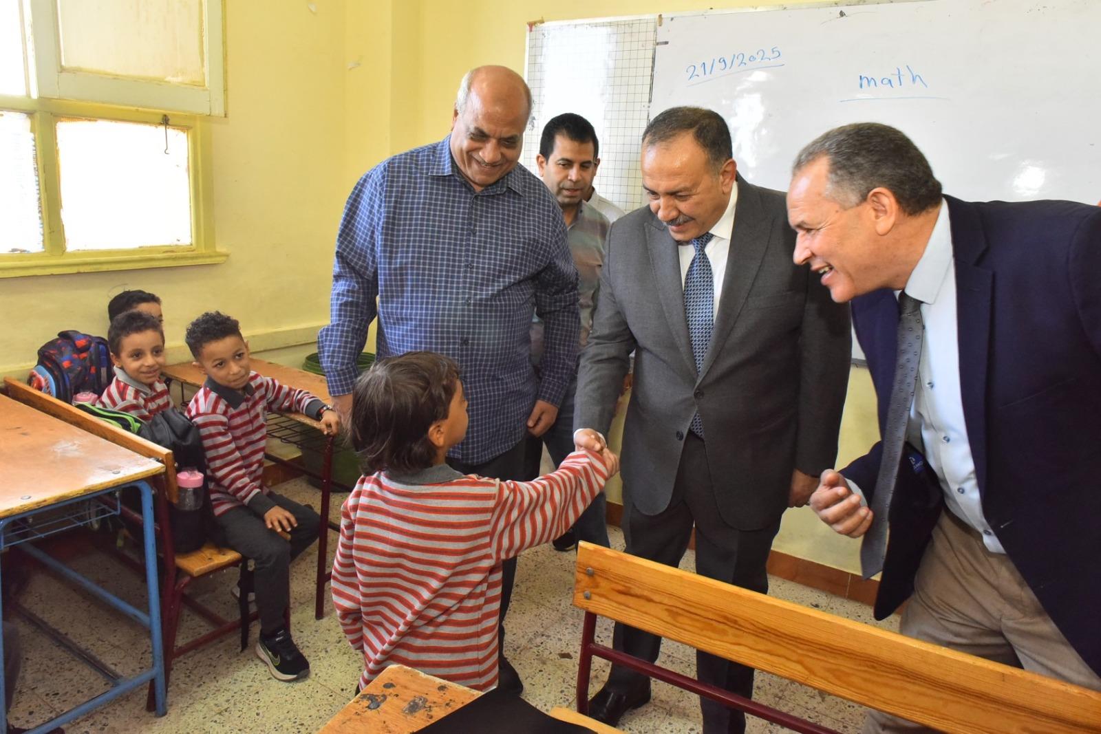 محافظ أسيوط يتفقد المدارس