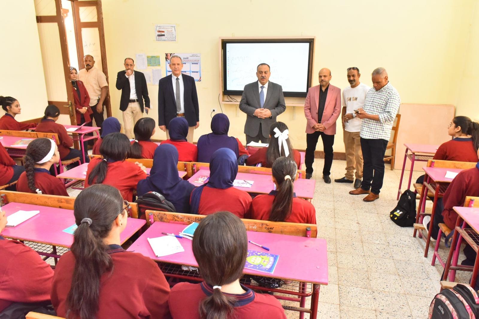 محافظ أسيوط يتفقد المدارس
