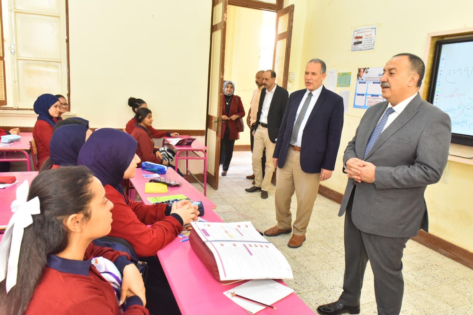 محافظ أسيوط يتفقد المدارس