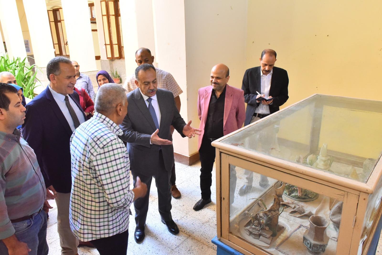 محافظ أسيوط يتفقد المدارس