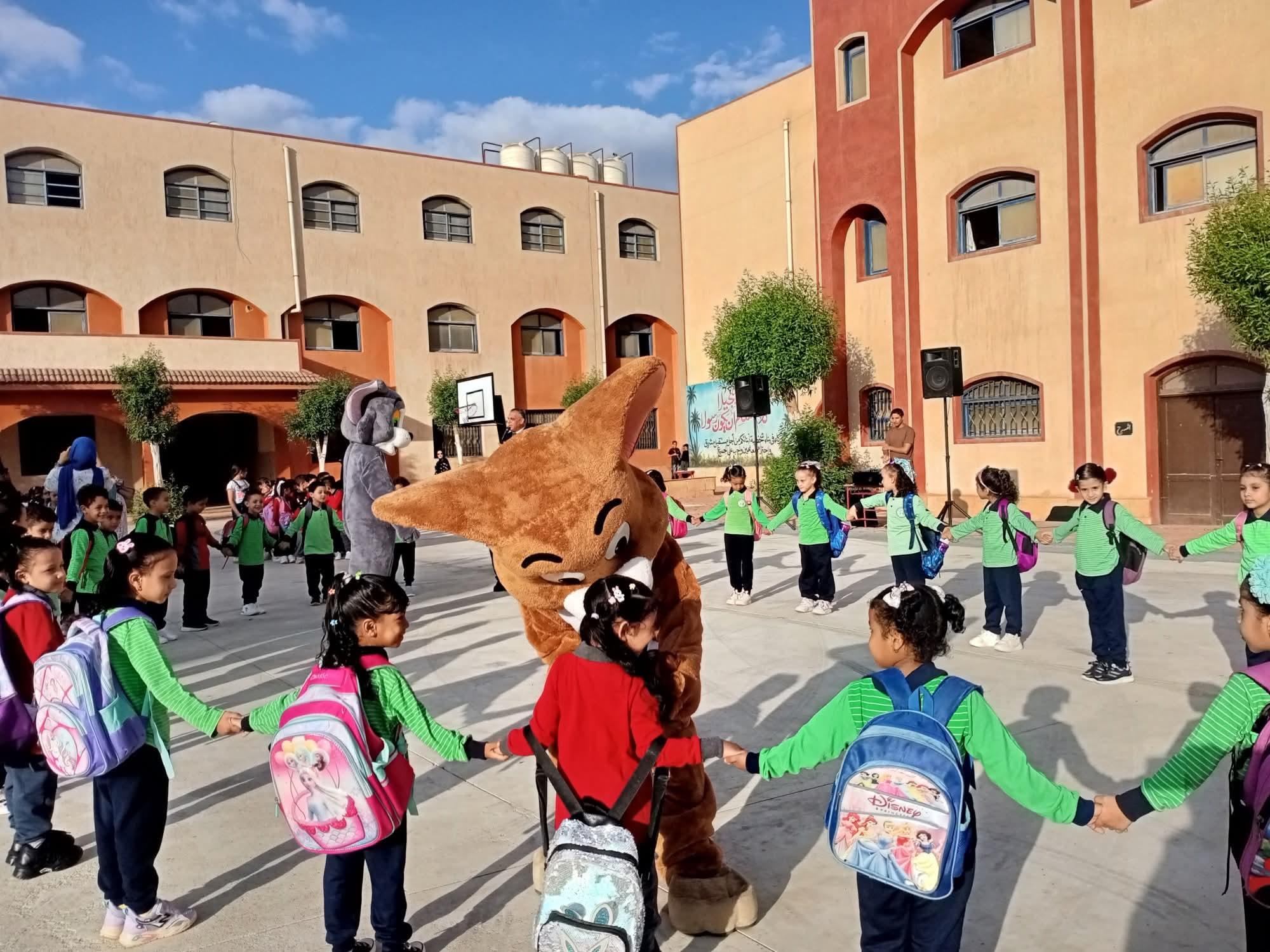 بالصور ..استقبال طلاب مدارس ادارة العبور بالعرائس