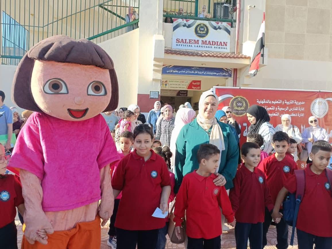 بالصور..استقبال معلمو الدقهلية لطلاب المدارس بالحلوي والبالونات والعلم المصري