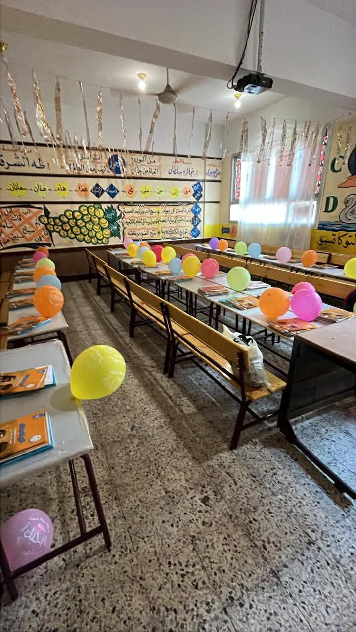 بالصور..استقبال معلمو الدقهلية لطلاب المدارس بالحلوي والبالونات والعلم المصري