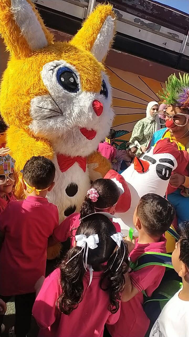 بالصور..استقبال معلمو الدقهلية لطلاب المدارس بالحلوي والبالونات والعلم المصري