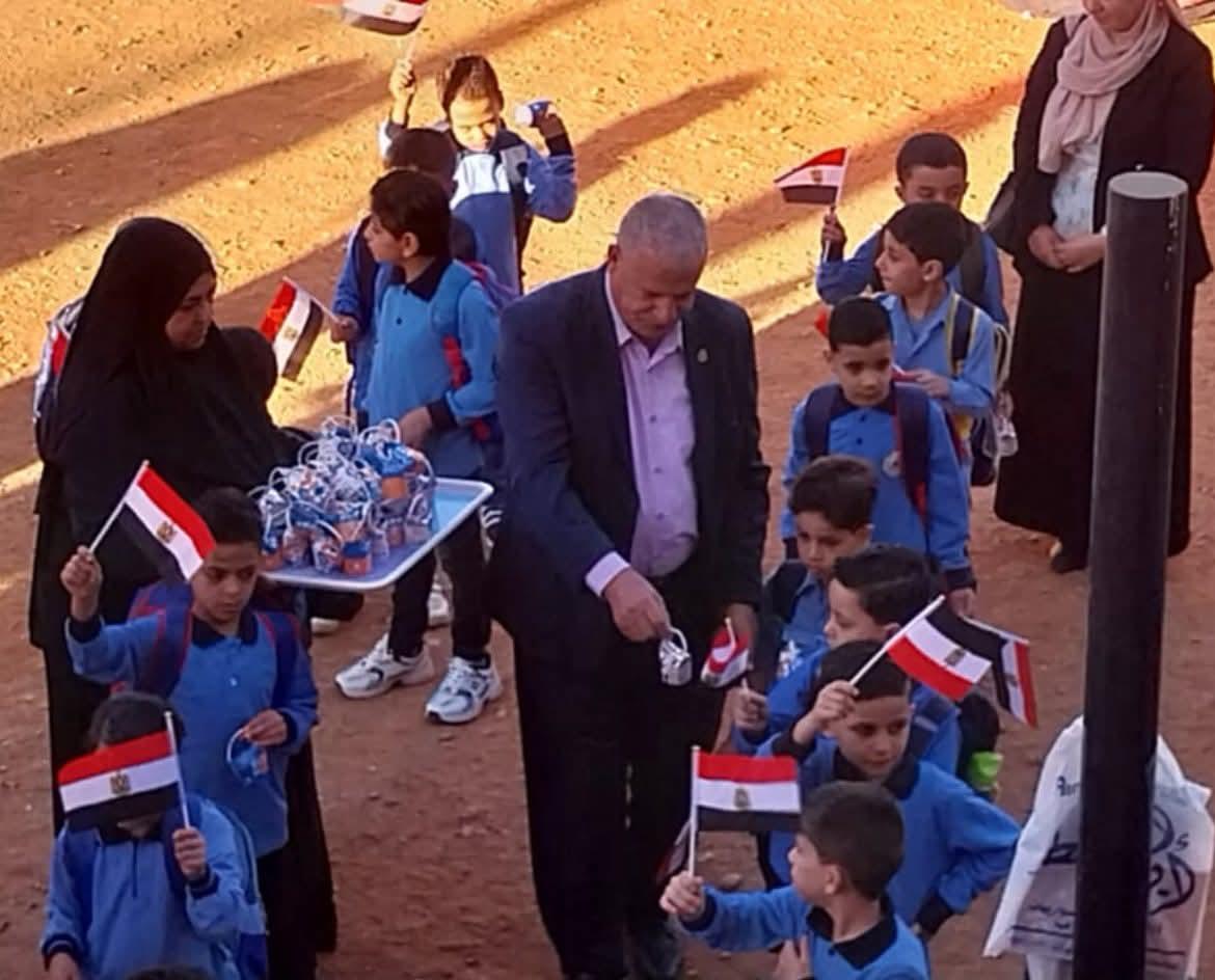 بالصور..استقبال معلمو الدقهلية لطلاب المدارس بالحلوي والبالونات والعلم المصري