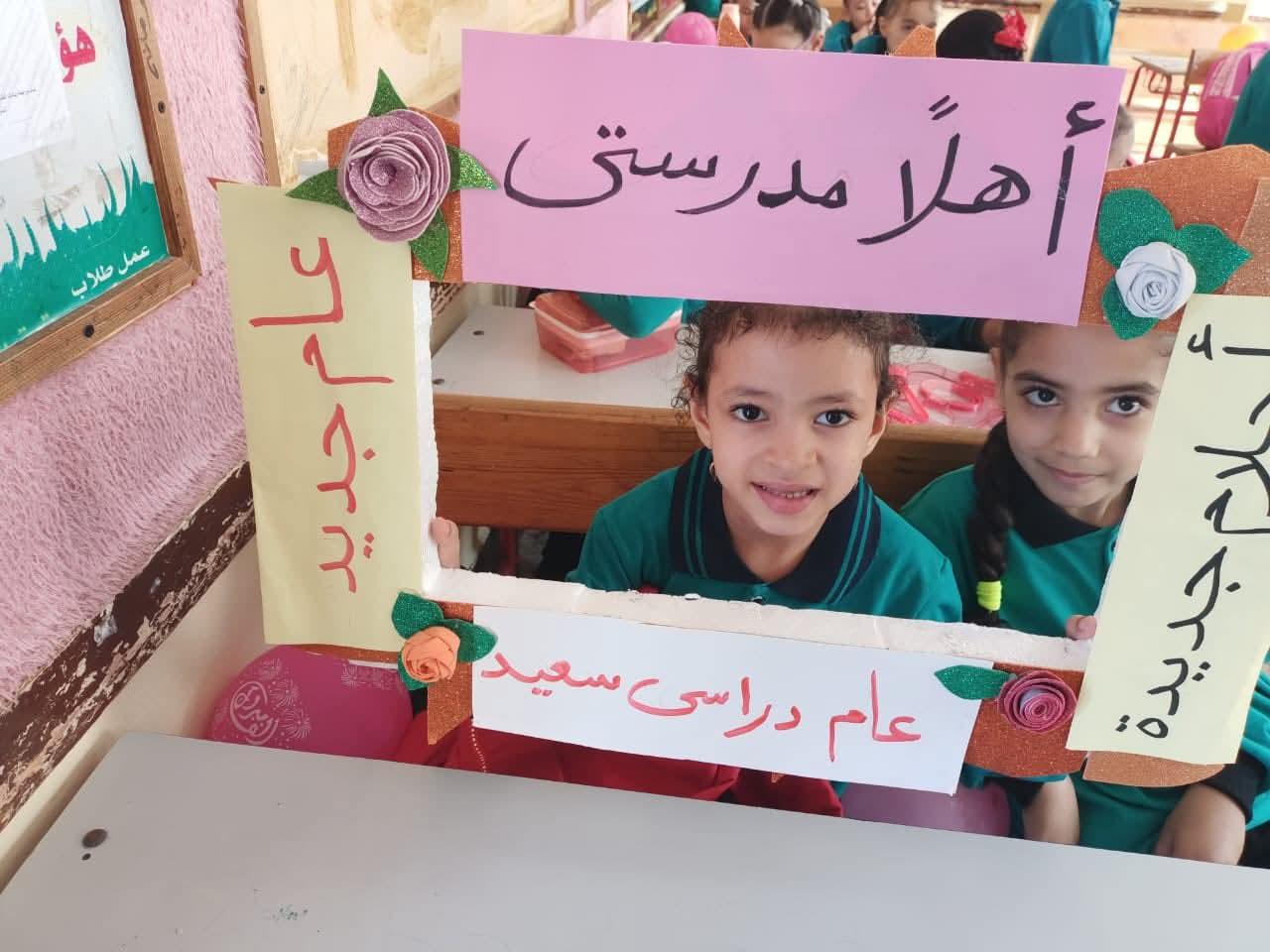 بالصور..استقبال معلمو الدقهلية لطلاب المدارس بالحلوي والبالونات والعلم المصري