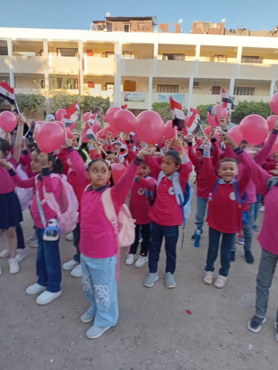 بالصور..استقبال معلمو الدقهلية لطلاب المدارس بالحلوي والبالونات والعلم المصري