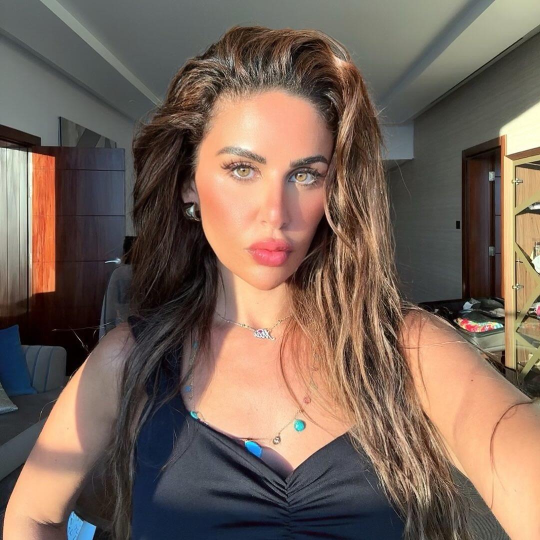 مي سليم تسحر محبيها بإطلالات صيفية جذابة