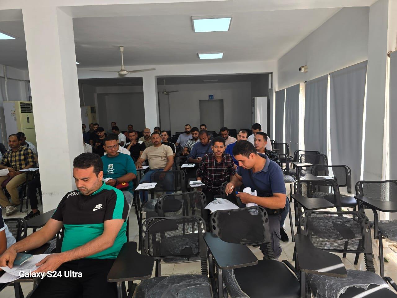 وزير العمل يعلن اختبارات جديدة لوظائف الأردن بمصنع وملابس جاهزة| صور