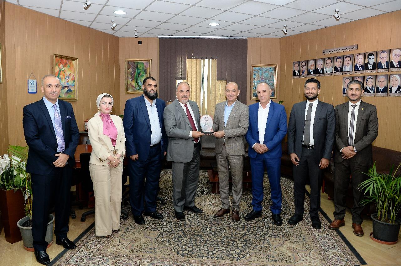 جامعة المنصورة تستقبل وفد السفارة الليبية لتعزيز سبل التعاون مع الجامعة .