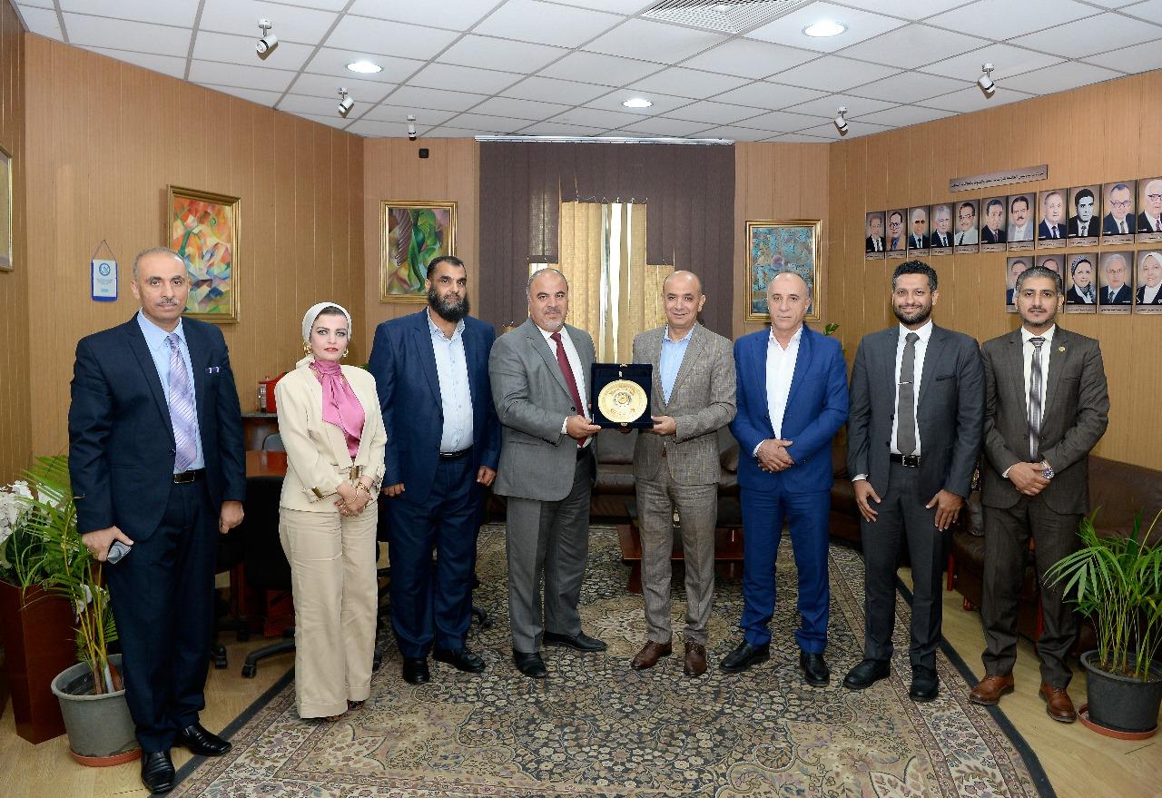 جامعة المنصورة تستقبل وفد السفارة الليبية لتعزيز سبل التعاون مع الجامعة .
