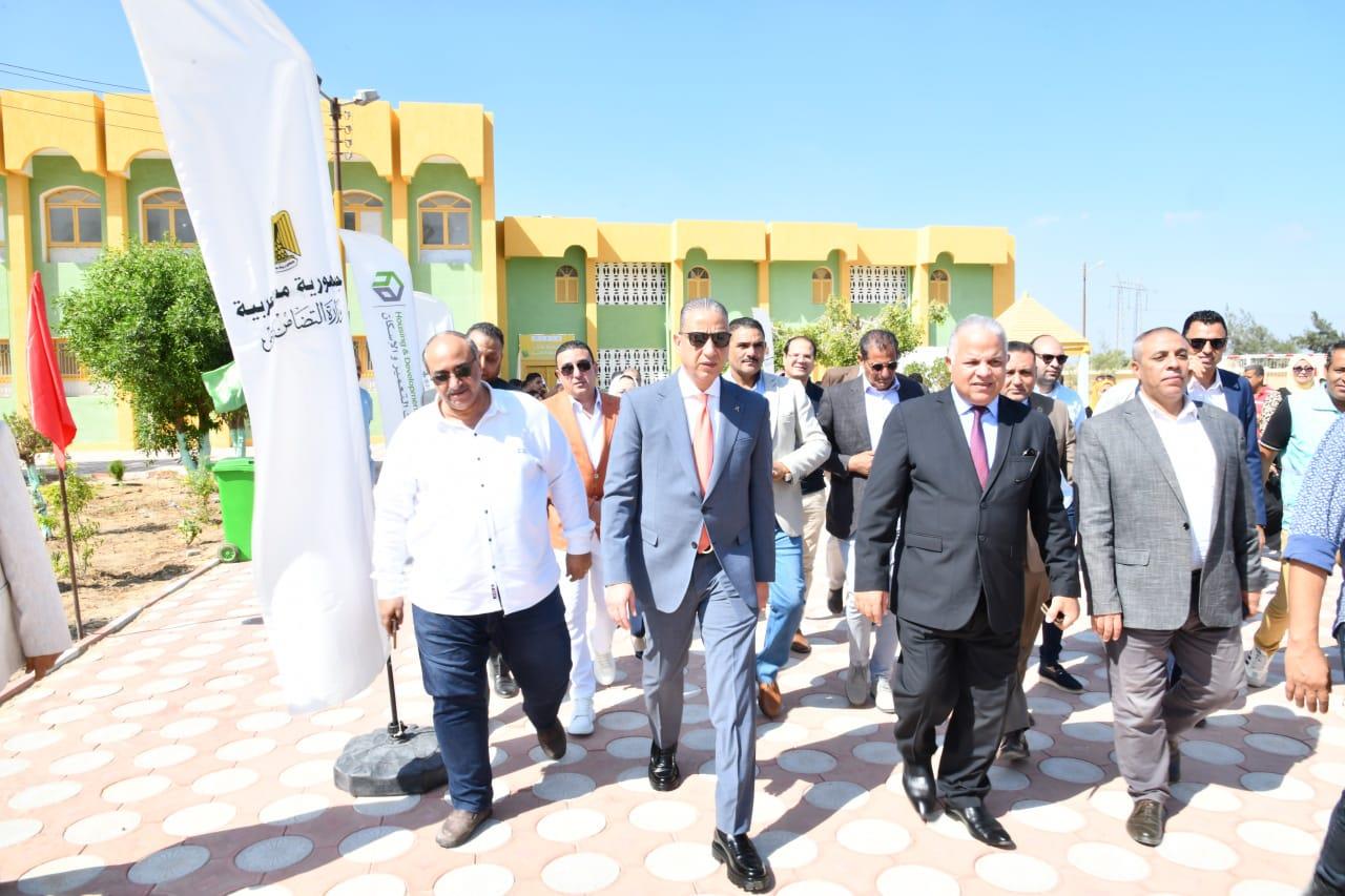  محافظ الفيوم،خلال الجولة لمتابعة أعمال تطوير مبنى إقامة ومبيت الطلاب بمدرسة الصم وضعاف السمع