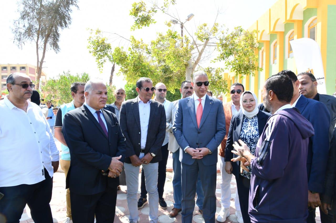  محافظ الفيوم،خلال الجولة لمتابعة أعمال تطوير مبنى إقامة ومبيت الطلاب بمدرسة الصم وضعاف السمع