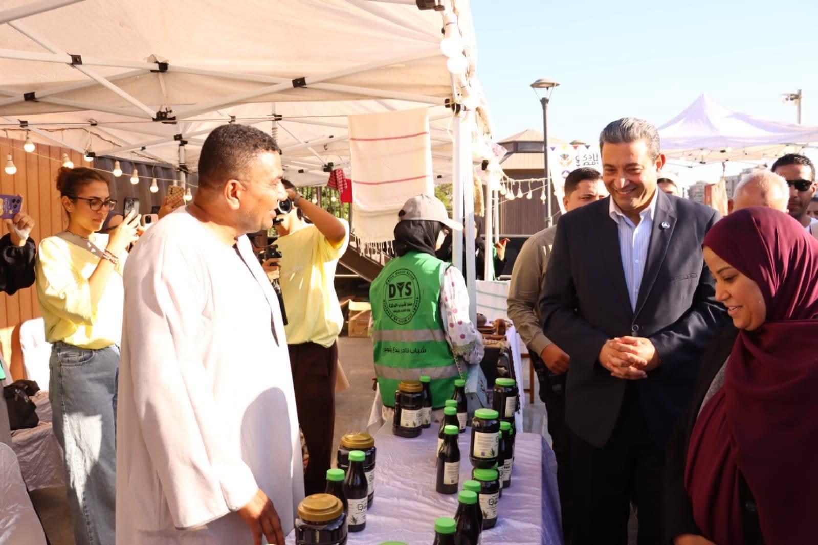 محافظ دمياط يتفقد معرض أيادي مصر للحرف اليدوية بجسر الحضارة ضمن فاعليات مهرجان دمياط| صور
