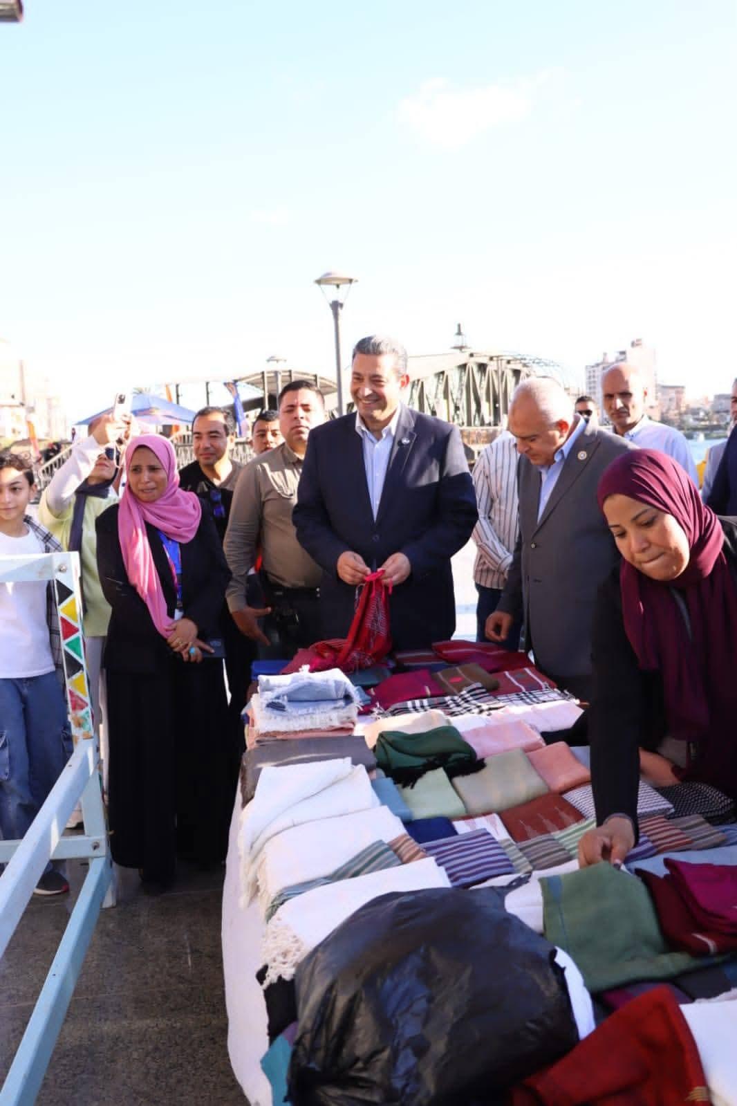 محافظ دمياط يتفقد معرض أيادي مصر للحرف اليدوية بجسر الحضارة ضمن فاعليات مهرجان دمياط| صور