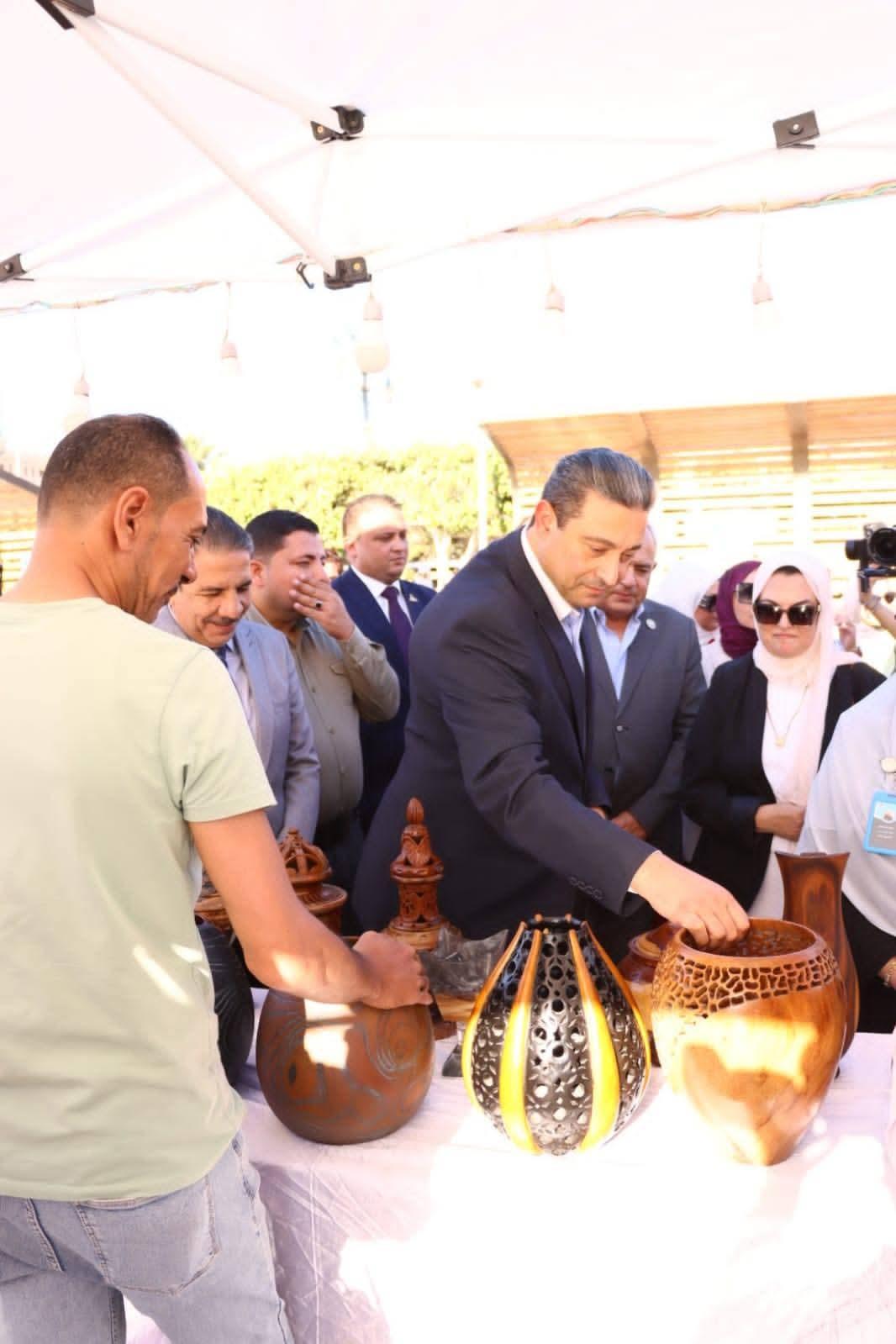 محافظ دمياط يتفقد معرض أيادي مصر للحرف اليدوية بجسر الحضارة ضمن فاعليات مهرجان دمياط| صور