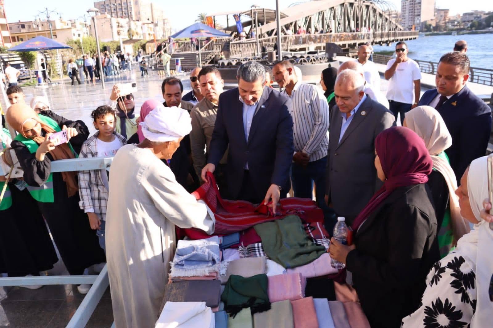 محافظ دمياط يتفقد معرض أيادي مصر للحرف اليدوية بجسر الحضارة ضمن فاعليات مهرجان دمياط| صور