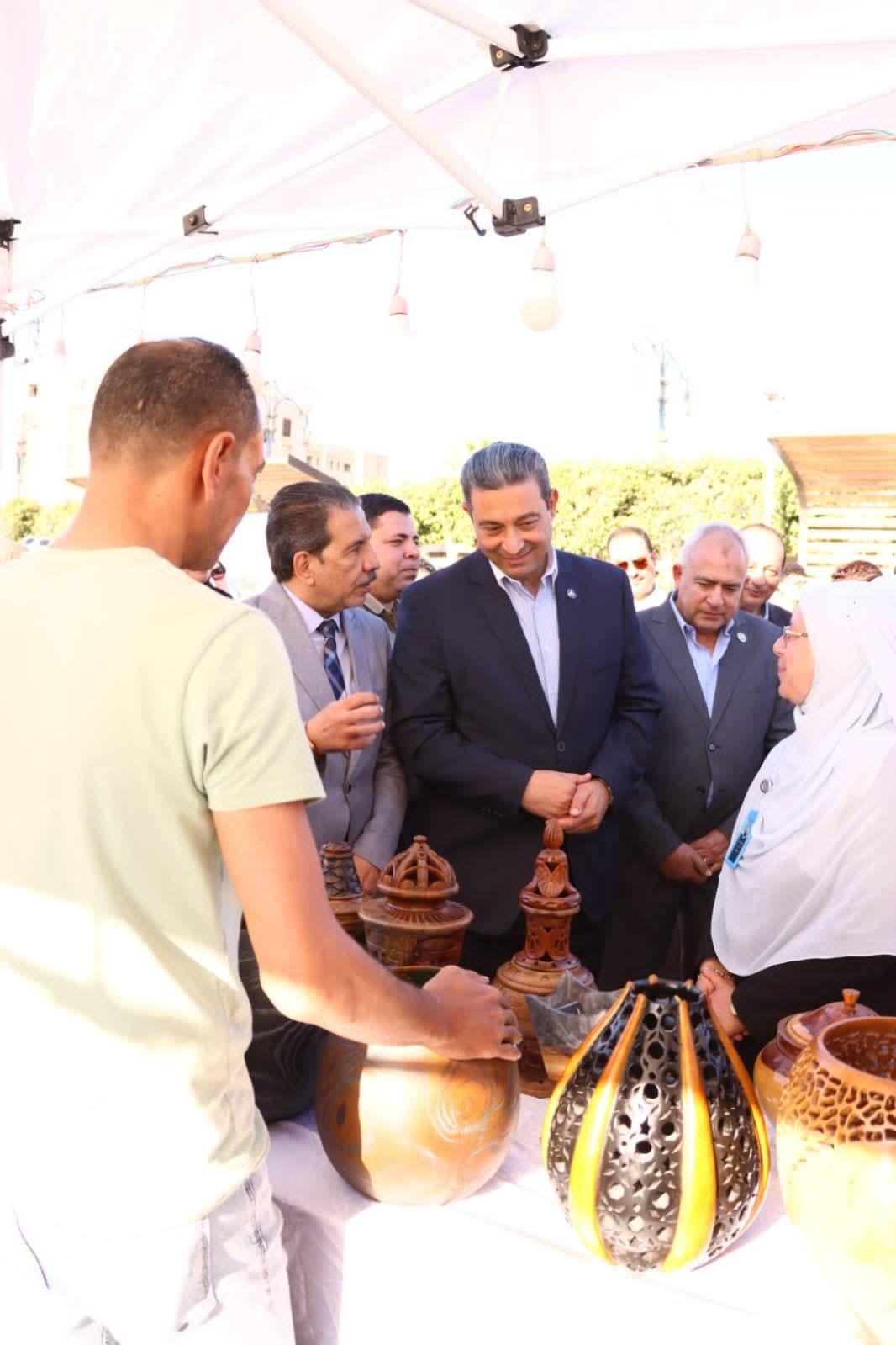 محافظ دمياط يتفقد معرض أيادي مصر للحرف اليدوية بجسر الحضارة ضمن فاعليات مهرجان دمياط| صور