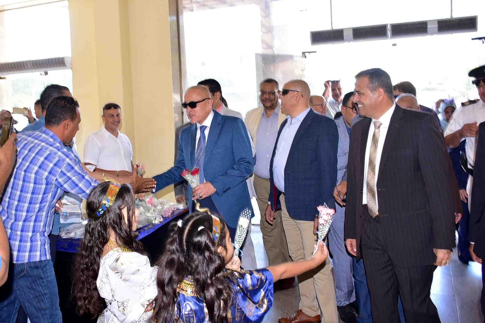 الأقصر تستقبل السياح بالورود والهدايا والرقصات بالزى الفرعونى  فى يوم السياحة العالمى