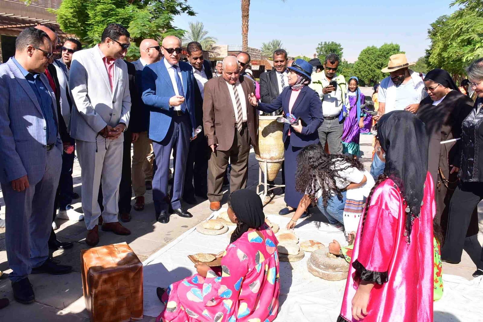 الأقصر تستقبل السياح بالورود والهدايا والرقصات بالزى الفرعونى  فى يوم السياحة العالمى